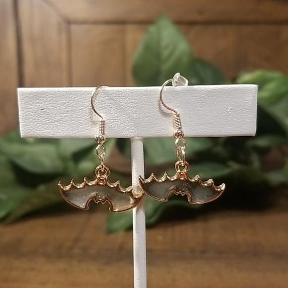 ✨Handmade✨ Halloween Grey Bat Earrings - Picture 2 of 2
